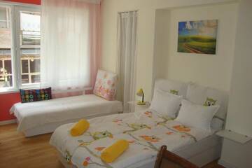 Фото номера Трехместный номер Хостелы Guest Rooms Colours г. Казанлык 2