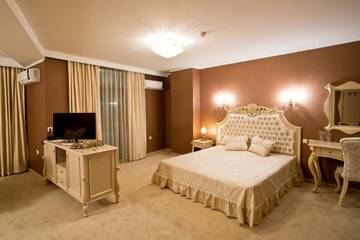 Фото номера VIP-полулюкс с бесплатной подземной парковкой Отель Hotel Diamond г. Казанлык 2