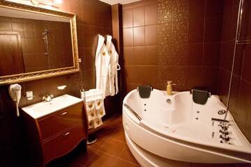 Фото номера VIP-полулюкс с бесплатной подземной парковкой Отель Hotel Diamond г. Казанлык 5